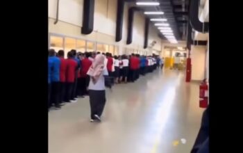 Karyawan PT Gudang Garam berpamitan setelah kena PHK. Foto: tiktok/adion._87/Ulanda.id