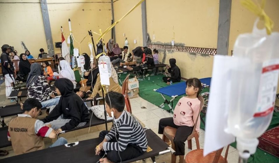 Siswa korban keracunan usai menyantap menu makan bergizi gratis (MBG) menjalani perawatan medis di Posko Penanganan di Kantor Kecamatan Cipongkor, Kabupaten Bandung Barat, Jawa Barat, Selasa (23/9/2025). ANTARA FOTO/Abdan Syakura/Ulanda.id