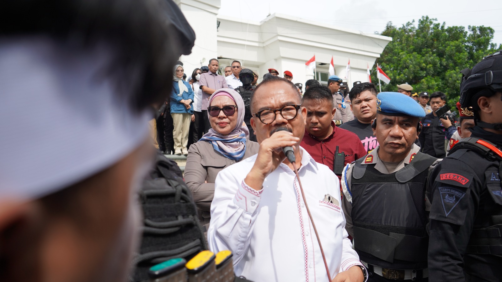 Ketua Dprd Provinsi Gorontalo Hi. Thomas Mopili saat menerima masa aksi masyarakat Pinogu, Senin, (1/9)/Ulanda.id