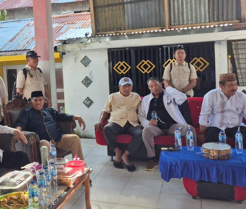 Ketua Komisi II Dprd Provinsi Gorontalo Mikson Yapanto duduk bersama Wakil Ketua Dprd Provinsi Ridwan Monoarfa/Ulanda.id
