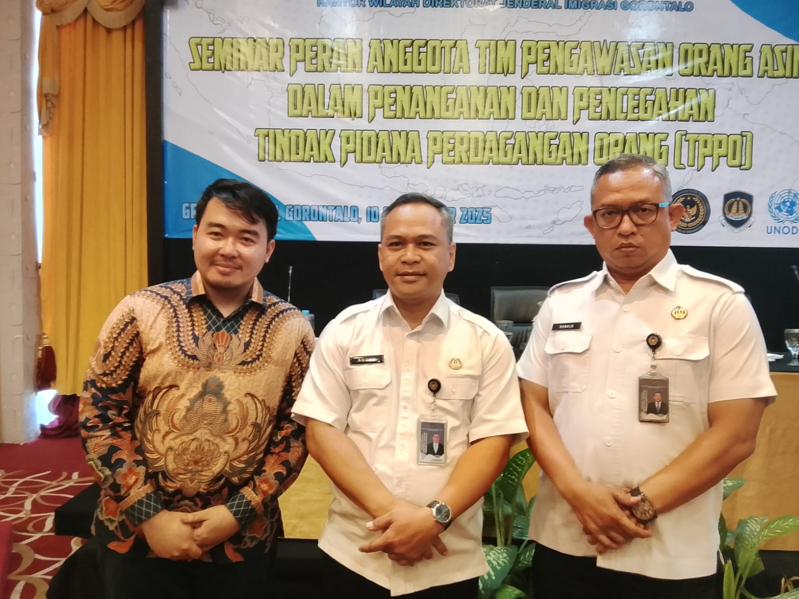 Kepala Kantor Wilayah Direktorat Jenderal Imigrasi Gorontalo, Agung Sampurno (tengah)/Ulanda.id