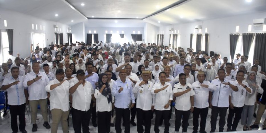 Bupati Ismet Mile saat memimpin Rapat Pimpinan bersama para Kepala Organisasi Perangkat Daerah (OPD), Sekretaris OPD, Kepala Bidang, Camat, Sekretaris Camat, Kepala Desa, Lurah, serta Sekretaris Desa dan Lurah di BPU Kabila, Rabu (3/9/2025). (F.AKP-Tim Redaksi)/Ulanda.id