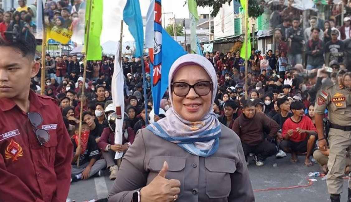 Femmy Udoki Srikandi Dprd Provinsi Gorontalo saat hadir ditengah - tengah rakyat dalam Aksi demo. Senin, (1/9)/Ulanda.id