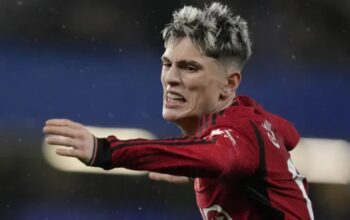 Gelandang Manchester United, Alejandro Garnacho saat menghadapi Chelsea pada laga pekan ke-31 Premier League 2023/2024 di Stamford Bridge, London, Kamis (4/4/2024). (AP Photo/Kin Cheung)/Ulanda.id