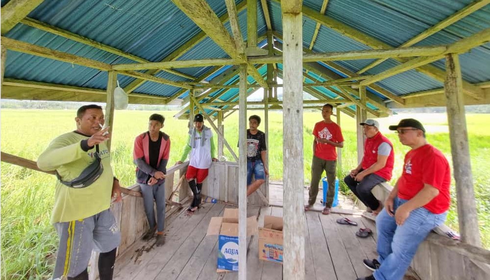 Wakil Ketua Dprd Provinsi Gorontalo, La Ode Haimudin saat bersama Para Petani/Ulanda.id