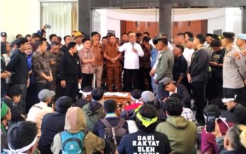 Bupati Ismet Mile didampingi Wabup Risman Tolingguhu, Ketua DPRD Faisal Yunus, pimpinan dan anggota DPRD lainnya, serta Kapolres Bone Bolango, AKBP Supriyantoro, saat menerima masa aksi Aliansi Pinogu Merdeka, di Kantor Bupati Bone Bolango, Senin (1/9/2025). (F.AKP-Tim Redaksi)/Ulanda.id