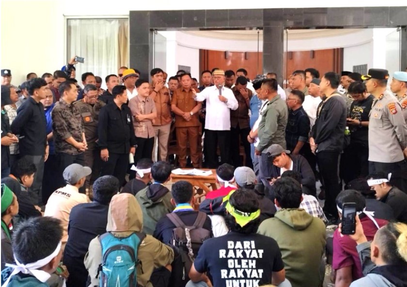 Bupati Ismet Mile didampingi Wabup Risman Tolingguhu, Ketua DPRD Faisal Yunus, pimpinan dan anggota DPRD lainnya, serta Kapolres Bone Bolango, AKBP Supriyantoro, saat menerima masa aksi Aliansi Pinogu Merdeka, di Kantor Bupati Bone Bolango, Senin (1/9/2025). (F.AKP-Tim Redaksi)/Ulanda.id