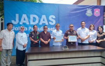 Pemerintah Kabupaten (Pemkab) Bone Bolango kembali menunjukkan komitmennya dalam menata dan mengamankan aset milik daerah. Hal ini ditandai dengan penyerahan 18 unit kendaraan dari Kejaksaan Negeri Bone Bolango kepada Pemerintah Daerah yang berlangsung di Kantor Kejaksaan Negeri Bone Bolango, Rabu (8/10/2025). (F.Azizah-Magang Diskominfo)/Ulanda.id