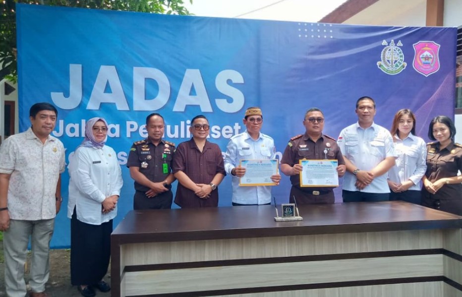 Pemerintah Kabupaten (Pemkab) Bone Bolango kembali menunjukkan komitmennya dalam menata dan mengamankan aset milik daerah. Hal ini ditandai dengan penyerahan 18 unit kendaraan dari Kejaksaan Negeri Bone Bolango kepada Pemerintah Daerah yang berlangsung di Kantor Kejaksaan Negeri Bone Bolango, Rabu (8/10/2025). (F.Azizah-Magang Diskominfo)/Ulanda.id