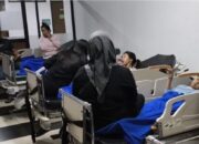 Wali murid siswa SDN 01 Gedong, Pasar Rebo, Jakarta Timur mengantarkan anaknya ke IGD RSUD Pasar Rebo yang mengalami mual, pusing, hingga muntah setelah mengonsumsi menu Makan Bergizi Gratis, Selasa (30/9/2025). (ANTARA/Dokumentasi Pribadi)/Ulanda.id