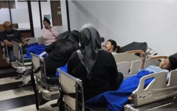 Wali murid siswa SDN 01 Gedong, Pasar Rebo, Jakarta Timur mengantarkan anaknya ke IGD RSUD Pasar Rebo yang mengalami mual, pusing, hingga muntah setelah mengonsumsi menu Makan Bergizi Gratis, Selasa (30/9/2025). (ANTARA/Dokumentasi Pribadi)/Ulanda.id