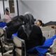 Wali murid siswa SDN 01 Gedong, Pasar Rebo, Jakarta Timur mengantarkan anaknya ke IGD RSUD Pasar Rebo yang mengalami mual, pusing, hingga muntah setelah mengonsumsi menu Makan Bergizi Gratis, Selasa (30/9/2025). (ANTARA/Dokumentasi Pribadi)/Ulanda.id