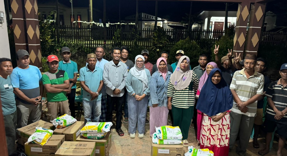 Anggota Dprd Femmy Udoki saat menyerahkan bantuan kepada petani bone bolango/Ulanda.id