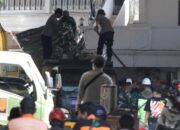 Korban tewas imbas gedung Pondok Pesantren atau Ponpes Al Khoziny, Buduran, Sidoarjo, Jawa Timur, yang runtuh bertambah menjadi 37 orang per Minggu (5/10) pagi. (Foto: ANTARA FOTO/Umarul Faruq)/Ulanda.id