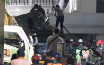 Korban tewas imbas gedung Pondok Pesantren atau Ponpes Al Khoziny, Buduran, Sidoarjo, Jawa Timur, yang runtuh bertambah menjadi 37 orang per Minggu (5/10) pagi. (Foto: ANTARA FOTO/Umarul Faruq)/Ulanda.id