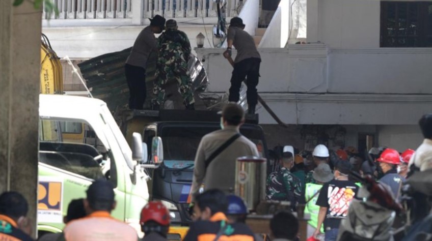 Korban tewas imbas gedung Pondok Pesantren atau Ponpes Al Khoziny, Buduran, Sidoarjo, Jawa Timur, yang runtuh bertambah menjadi 37 orang per Minggu (5/10) pagi. (Foto: ANTARA FOTO/Umarul Faruq)/Ulanda.id