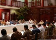 Presiden Prabowo Subianto memimpin rapat terbatas yang diikuti oleh sejumlah menteri dan kepala badan di kediaman pribadi Presiden, Jalan Kertanegara, Jakarta, Minggu (5/10/2025). ANTARA/HO-Sekretariat Kabinet/Ulanda.id