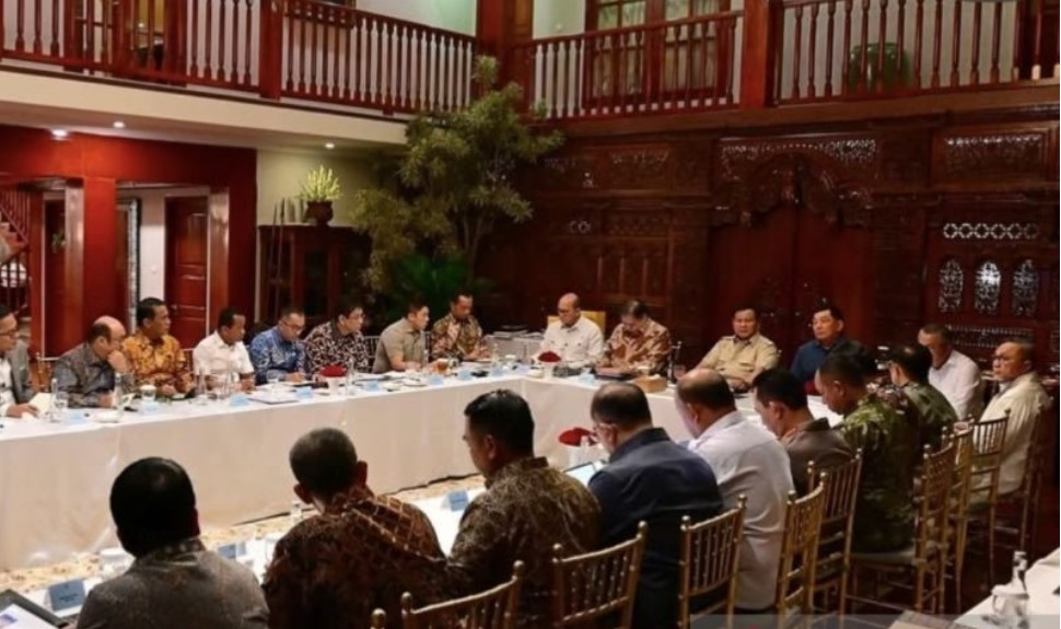Presiden Prabowo Subianto memimpin rapat terbatas yang diikuti oleh sejumlah menteri dan kepala badan di kediaman pribadi Presiden, Jalan Kertanegara, Jakarta, Minggu (5/10/2025). ANTARA/HO-Sekretariat Kabinet/Ulanda.id