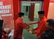 Sekretaris DPD PDI Perjuangan Provinsi Gorontalo saat melakukan pengguntingan Pita Peresmian Kantor DPC PDI Perjuangan Bone bolango/Ulanda.id