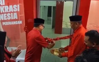 Sekretaris DPD PDI Perjuangan Provinsi Gorontalo saat melakukan pengguntingan Pita Peresmian Kantor DPC PDI Perjuangan Bone bolango/Ulanda.id