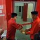 Sekretaris DPD PDI Perjuangan Provinsi Gorontalo saat melakukan pengguntingan Pita Peresmian Kantor DPC PDI Perjuangan Bone bolango/Ulanda.id