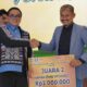 Deputi Direktur KPw Bank Indonesia Gorontalo, Bambang Satya Permana, menyerahkan hadiah kepada salah satu komedian Gorontalo, Bapu Choki/Ulanda.id