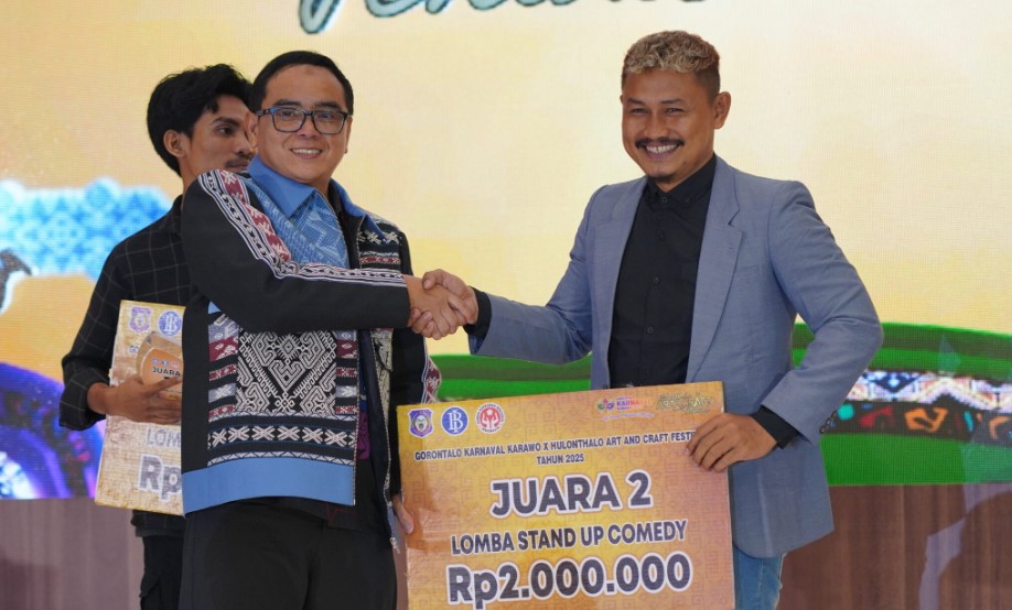 Deputi Direktur KPw Bank Indonesia Gorontalo, Bambang Satya Permana, menyerahkan hadiah kepada salah satu komedian Gorontalo, Bapu Choki/Ulanda.id