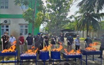 Di tengah meningkatnya peredaran hasil tembakau tanpa pita cukai, Bea Cukai Gorontalo menunjukkan sikap tegas dengan memusnahkan 376.180 batang rokok ilegal, Rabu (8/10)/Ulanda.id