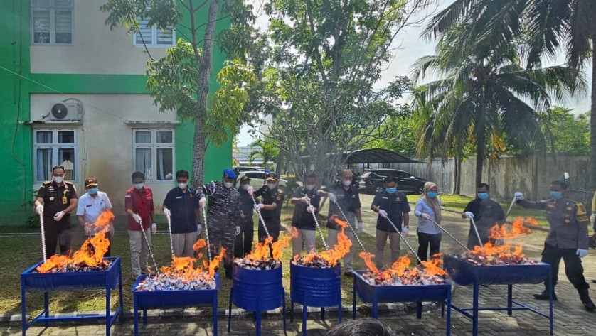 Di tengah meningkatnya peredaran hasil tembakau tanpa pita cukai, Bea Cukai Gorontalo menunjukkan sikap tegas dengan memusnahkan 376.180 batang rokok ilegal, Rabu (8/10)/Ulanda.id