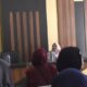 Kabid Komunikasi Dinas Kominfo Bone Bolango, M. Taufik Asnawi saat memberikan materi kepada puluhan mahasiswa Jurusan Ilmu Komunikasi Fakultas Ilmu Sosial UNG yang melakukan kunjungan belajar ke Dinas Komunikasi dan Informatika (Kominfo) Kabupaten Bone Bolango, Kamis (2/10/2025). (F.AKP-Diskominfo)/Ulanda.id