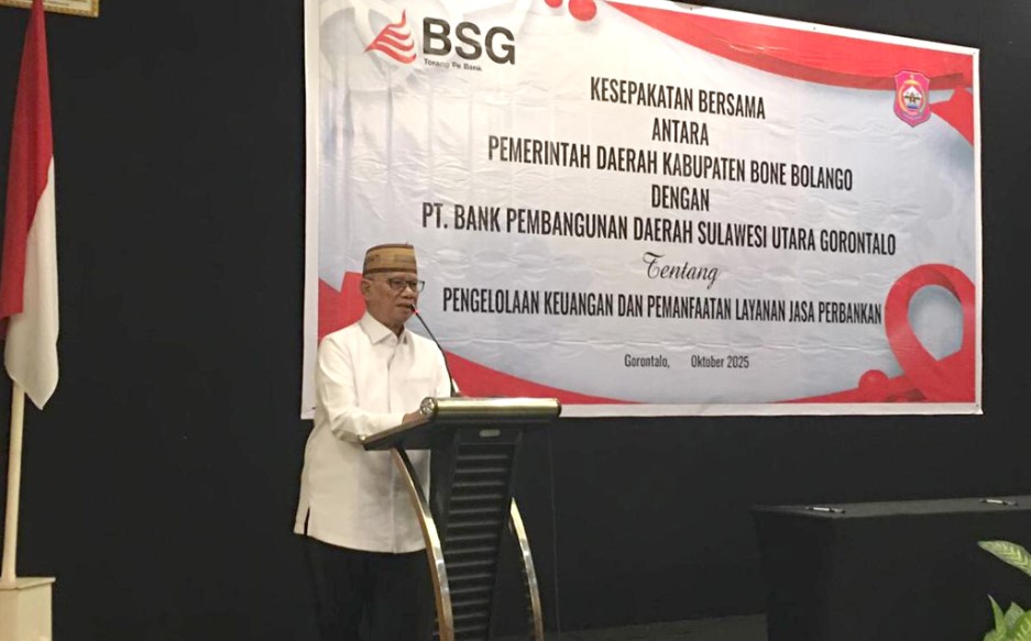 Pemerintah Kabupaten Bone Bolango menjalin kerja sama strategis dengan PT. Bank SulutGo dalam bidang pengelolaan keuangan dan pemanfaatan layanan jasa perbankan. Kesepakatan bersama ini ditandatangani di Grand Q Hotel, Kota Gorontalo, Minggu (12/10/2025) malam. (F.Indra-Fauzi/Diskominfo)/Ulanda.id