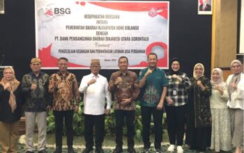 Pemerintah Kabupaten Bone Bolango menjalin kerja sama strategis dengan PT. Bank SulutGo dalam bidang pengelolaan keuangan dan pemanfaatan layanan jasa perbankan. Kesepakatan bersama ini ditandatangani di Grand Q Hotel, Kota Gorontalo, Minggu (12/10/2025) malam. (F.Indra-Fauzi/Diskominfo)/Ulanda.id