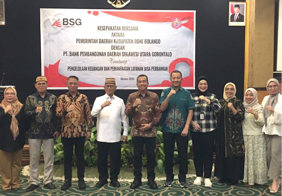 Pemerintah Kabupaten Bone Bolango menjalin kerja sama strategis dengan PT. Bank SulutGo dalam bidang pengelolaan keuangan dan pemanfaatan layanan jasa perbankan. Kesepakatan bersama ini ditandatangani di Grand Q Hotel, Kota Gorontalo, Minggu (12/10/2025) malam. (F.Indra-Fauzi/Diskominfo)/Ulanda.id