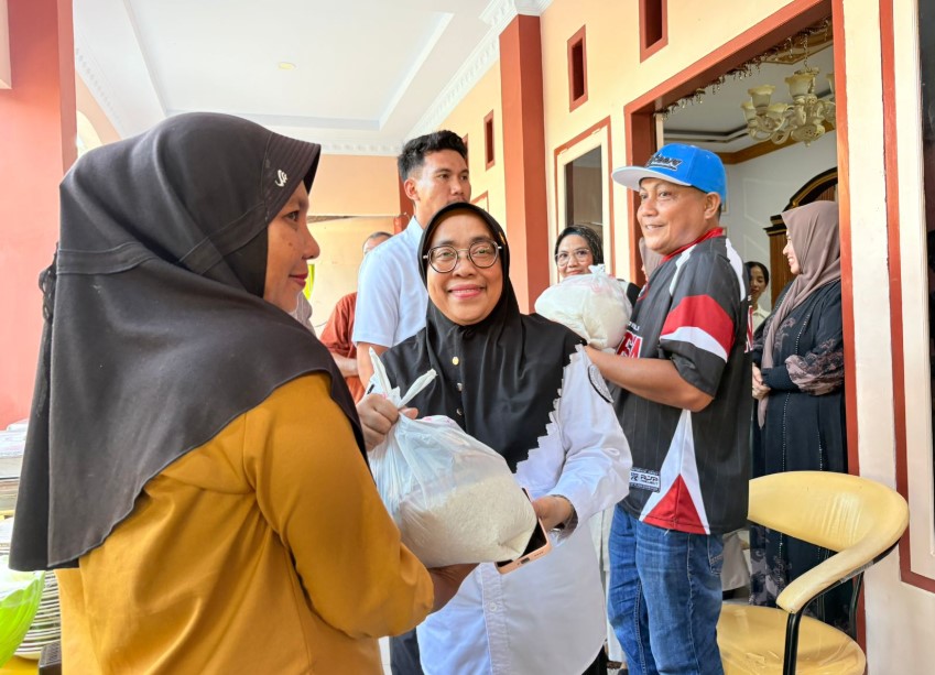Persatuan Istri Anggota Dewan (PIAD) DPRD Kabupaten Boalemo kembali menunjukkan kepedulian sosial dengan membagikan paket sembako kepada masyarakat, Rabu (8/10/2025)/Ulanda.id