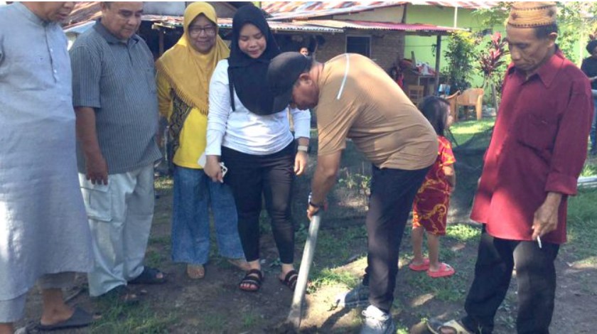 Wakil Bupati Bone Bolango, Risman Tolingguhu, didampingi Wakil Ketua Tim Penggerak PKK, Gamaria Djura, melakukan peletakan batu pertama pembangunan tiga unit sumber air bersih di Dusun I, Desa Boludawa, Kecamatan Suwawa, Minggu (5/10/2025). (F.Indra-Diskominfo)/Ulanda.id