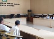 Sekretaris DPRD Kabupaten Boalemo, Ulkia Kiu, memimpin rapat perdana bersama para kepala bagian, pejabat fungsional, pejabat struktural, serta seluruh staf sekretariat DPRD, Senin (1/10/2025)/Ulanda.id