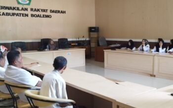 Sekretaris DPRD Kabupaten Boalemo, Ulkia Kiu, memimpin rapat perdana bersama para kepala bagian, pejabat fungsional, pejabat struktural, serta seluruh staf sekretariat DPRD, Senin (1/10/2025)/Ulanda.id
