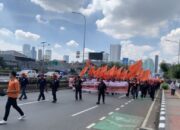 Ribuan buruh berjalan kaki menuju gerbang utama Gedung DPR/MPR di Jalan Gatot Subroto, Jakarta, Kamis (28/8/2025) (ANTARA/Mario Sofia Nasution)/Ulanda.id