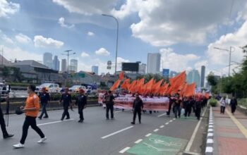 Ribuan buruh berjalan kaki menuju gerbang utama Gedung DPR/MPR di Jalan Gatot Subroto, Jakarta, Kamis (28/8/2025) (ANTARA/Mario Sofia Nasution)/Ulanda.id