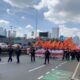 Ribuan buruh berjalan kaki menuju gerbang utama Gedung DPR/MPR di Jalan Gatot Subroto, Jakarta, Kamis (28/8/2025) (ANTARA/Mario Sofia Nasution)/Ulanda.id