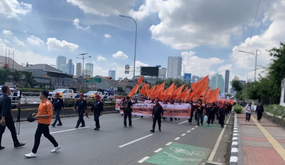 Ribuan buruh berjalan kaki menuju gerbang utama Gedung DPR/MPR di Jalan Gatot Subroto, Jakarta, Kamis (28/8/2025) (ANTARA/Mario Sofia Nasution)/Ulanda.id