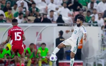 Ricky Kambuaya (kiri) tampak berusaha mengambil bola dari kaki pemain Timnas Arab Saudi pada laga R4 Kualifikasi Piala Dunia 2026 Zona Asia. (X/Saudi National Team)/Ulanda.id