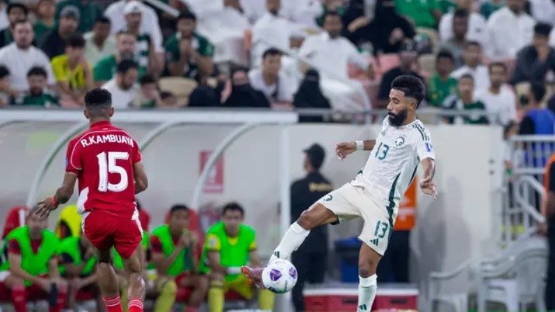 Ricky Kambuaya (kiri) tampak berusaha mengambil bola dari kaki pemain Timnas Arab Saudi pada laga R4 Kualifikasi Piala Dunia 2026 Zona Asia. (X/Saudi National Team)/Ulanda.id