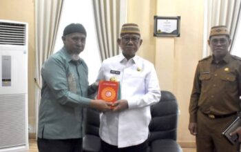 Bupati Bone Bolango, Ismet Mile menerima simbolis sebanyak 7 ribu Al-Qur’an wakaf yang diserahkan oleh Badan Wakaf Al-Qur’an (BWA), di Kantor Bupati Bupati Bone Bolango, Selasa (14/10/2025). (F.AKP-Diskominfo)/Ulanda.id
