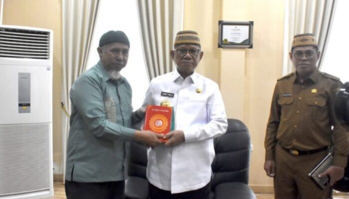 Perkuat Literasi Keagamaan dan Pendidikan, 7 Ribu Al-Qur’an Wakaf Diserahkan ke Pemkab Bone Bolango
