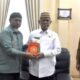 Bupati Bone Bolango, Ismet Mile menerima simbolis sebanyak 7 ribu Al-Qur’an wakaf yang diserahkan oleh Badan Wakaf Al-Qur’an (BWA), di Kantor Bupati Bupati Bone Bolango, Selasa (14/10/2025). (F.AKP-Diskominfo)/Ulanda.id