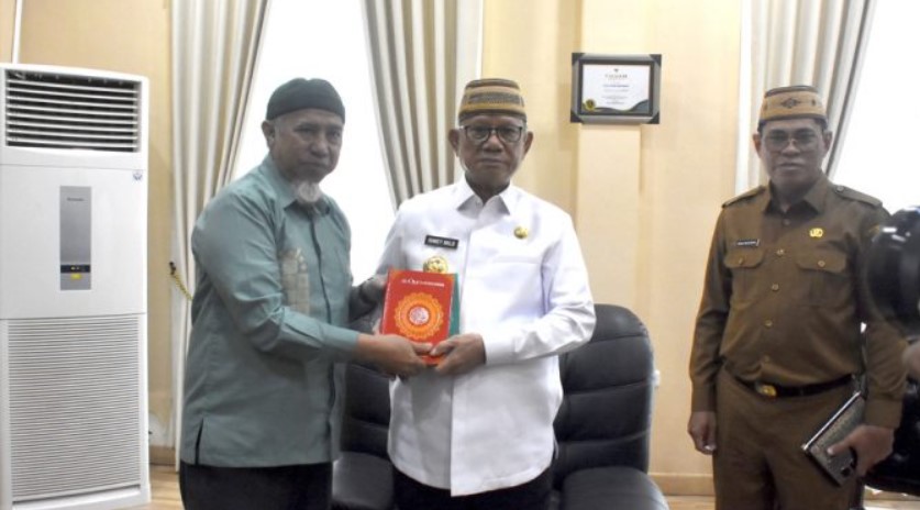Bupati Bone Bolango, Ismet Mile menerima simbolis sebanyak 7 ribu Al-Qur’an wakaf yang diserahkan oleh Badan Wakaf Al-Qur’an (BWA), di Kantor Bupati Bupati Bone Bolango, Selasa (14/10/2025). (F.AKP-Diskominfo)/Ulanda.id