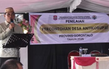 Sekretaris Daerah Bone Bolango, Iwan Mustapa saat menghadiri dan memberikan sambutan pada Penilaian Percontohan Desa Antikorupsi Provinsi Gorontalo di Desa Toto Utara, Kamis (9/10/2025). (F.AKP-Diskominfo)/Ulanda.id