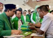 Sekretaris Jenderal Partai Persatuan Pembangunan (PPP) kubu Agus Suparmanto, Taj Yasin Maimoen (kiri), didampingi Anggota Tim Formatur sekaligus mantan Ketua Majelis Pertimbangan PPP Muhammad Romahurmuziy (kanan) mendaftarkan hasil Muktamar X PPP ke Kementerian Hukum di Jakarta, Rabu (1/10/2025). (ANTARA/Fath Putra Mulya)/Ulanda.id
