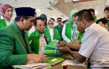 Sekretaris Jenderal Partai Persatuan Pembangunan (PPP) kubu Agus Suparmanto, Taj Yasin Maimoen (kiri), didampingi Anggota Tim Formatur sekaligus mantan Ketua Majelis Pertimbangan PPP Muhammad Romahurmuziy (kanan) mendaftarkan hasil Muktamar X PPP ke Kementerian Hukum di Jakarta, Rabu (1/10/2025). (ANTARA/Fath Putra Mulya)/Ulanda.id